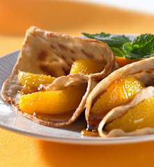 Buchweizen-Crêpes mit Ahornsirup und Orangenfilets