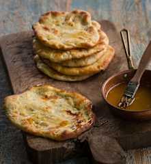 Kashmiri garlic naan