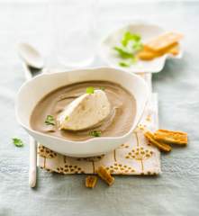 Velouté de champignons et chantilly au foie gras