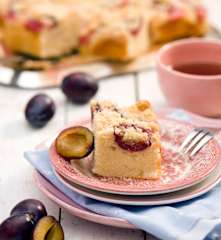 Maślankowiec ze śliwkami