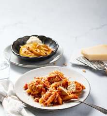 Menu: Almôndegas de frango, penne com molho de tomate e chouriço e Maçã com caramelo