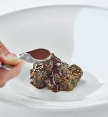 Brasato di cervo al vino rosso e cioccolato di Antonia Klugmann