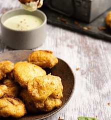 Nuggets de frango com dip de parmesão