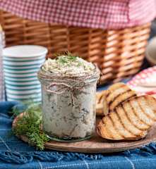 Pasta z kurczaka z jajkiem i korniszonem