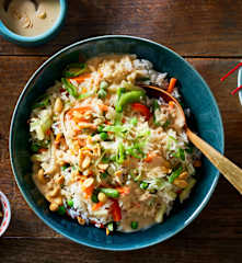 Reis mit Wokgemüse und Erdnuss-Sauce