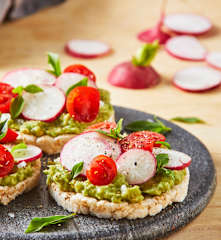 Tostadas de arroz con aguacate y garbanzo