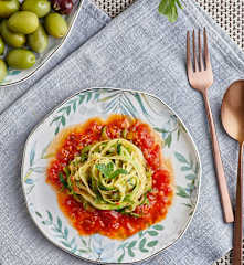 Spaghetti di zucchine con salsa alle olive e menta