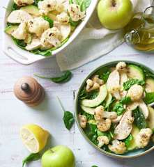 Ensalada de pollo, manzana, coliflor y aguacate