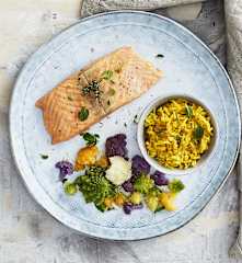 Filetti di salmone, riso basmati e contorno di cavolfiore