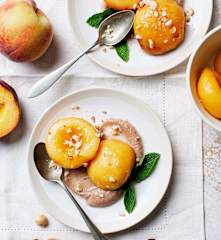 Melocotones al vacío con crema de avellanas