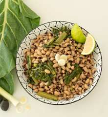 Λουβιά ξηρά με λάχανα (μαυρομάτικα με σέσκουλα)