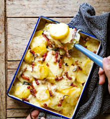 Truffade de pommes de terre au cantal, sauge et lardons fumés