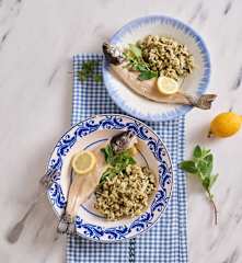 Truta ao vapor e arroz selvagem com ervas aromáticas