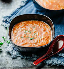 Sopa de tomate y fideos