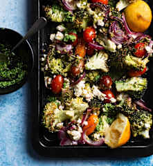 Légumes rôtis à la grecque au pesto de roquette et au citron