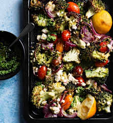 Brócoli asado con pesto de rúcula