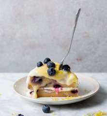 蓝莓蛋糕配奶酪糖霜和柠檬冻