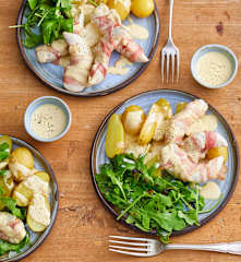 Aiguillettes de poulet au lard, petites pommes de terre vapeur