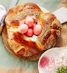Oster-Challah-Nest mit Sesam und Ei