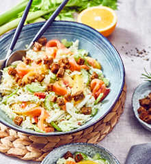 Chinakohl-Salat mit Croûtons und Lachs