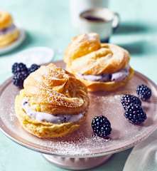 Tonka-Windbeutel mit Brombeeren