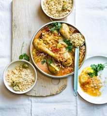 Tajine de pilons de poulet, semoule aux olives