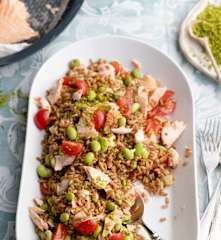 Salada de espelta com salmão, edamame e tomate-cereja