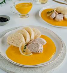 Kuře a lá svíčková s knedlíkem