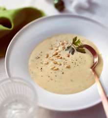 Cremesuppe von Knollensellerie mit Chili