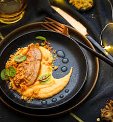 Foie gras poêlé, purée de panais et crumble