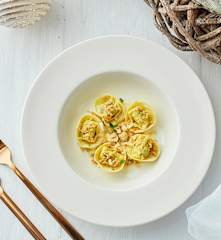 Tortelli di faraona e Parmigiano reggiano con nocciole tostate
