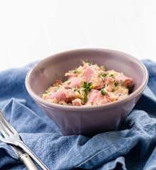 Salsichas frescas com alho-francês e limão