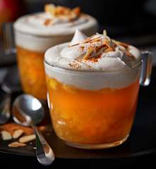 Bratapfelpunsch mit Vanille-Zimt-Sahne