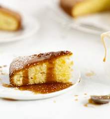 Gâteau moelleux au caramel salé