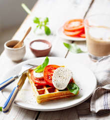 Gofres de parmesano con caprese