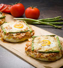 Pizzetas de carne con espárragos y huevo