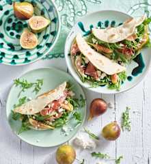 Piadina romana com salada de rúcula feta e figo