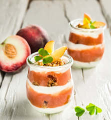 Pfirsich-Joghurt-Trifle mit Walnusskrokant