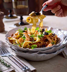 Pappardelle mit Auberginen-Tomatensauce und Garnelen