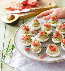 Huevos rellenos de aguacate y atún