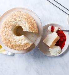 Angel food cake con salsa de fresas