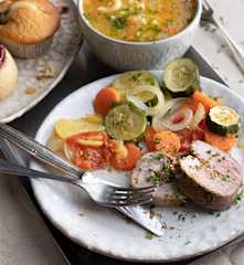 Menú: Sopa de verduras con pasta. Paleta de cerdo rellena y verduras. Pudines y muffins