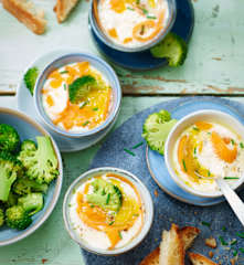 Œufs cocotte à la carotte, au brocoli et à la mimolette