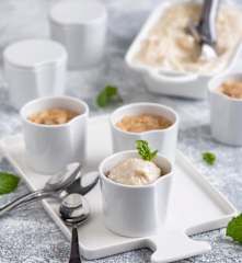 Wegański pudding owsiano-gruszkowy z lodami waniliowymi