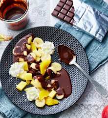 Salade de fruits cuits, chocolat chaud et chantilly