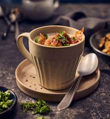 Pilz-Cappuccino mit Serrano-Chips