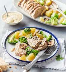 Χοιρινό φιλέτο με σάλτσα μουστάρδας, πατάτες και μπρόκολο