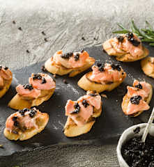 Salmón en escabeche con caramelo de aceituna