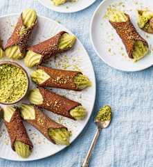 Cannoli al cacao con crema pastelera de pistacho