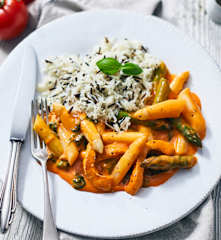 Spargel in Tomaten-Basilikum-Sauce